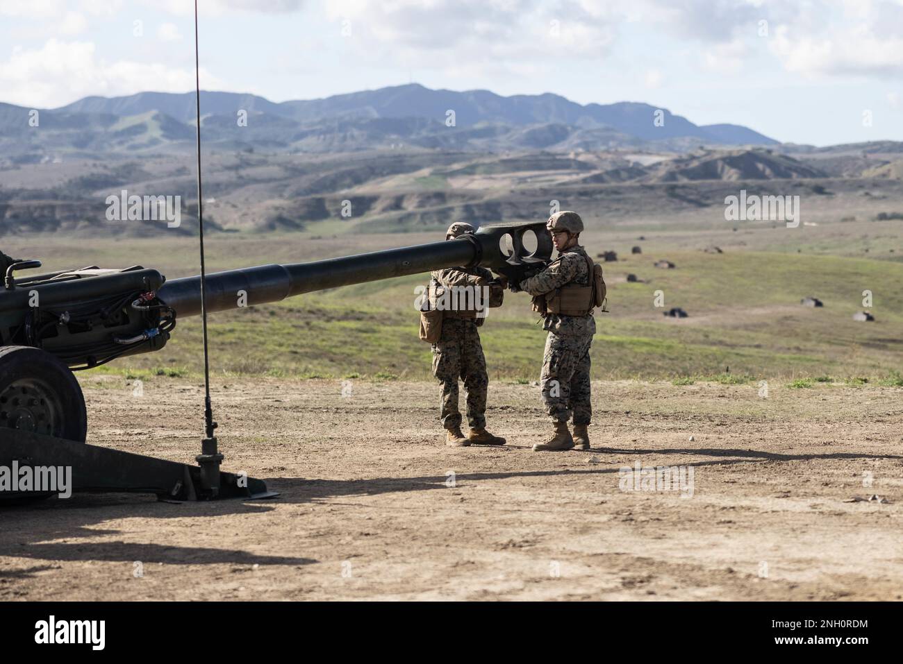 USA Marines mit India Battery, 1. Bataillon, 11. Marineregiment, 1. Marine Division, bereiten Sie einen M777A2 leichten 155mm-Haubitzer vor, der während Steel Knight 23 im Marine Corps Base Camp Pendleton, Kalifornien, am 5. Dezember 2022 abgeschleppt werden soll. Steel Knight ist eine jährlich stattfindende kombinierte Feuerübung, die sicherstellt, dass 1. MARDIV für die Expeditionskampfführung der Marine in umkämpften Räumen optimiert und speziell für künftige Operationen an Land und über Wasser gebaut ist. Stockfoto