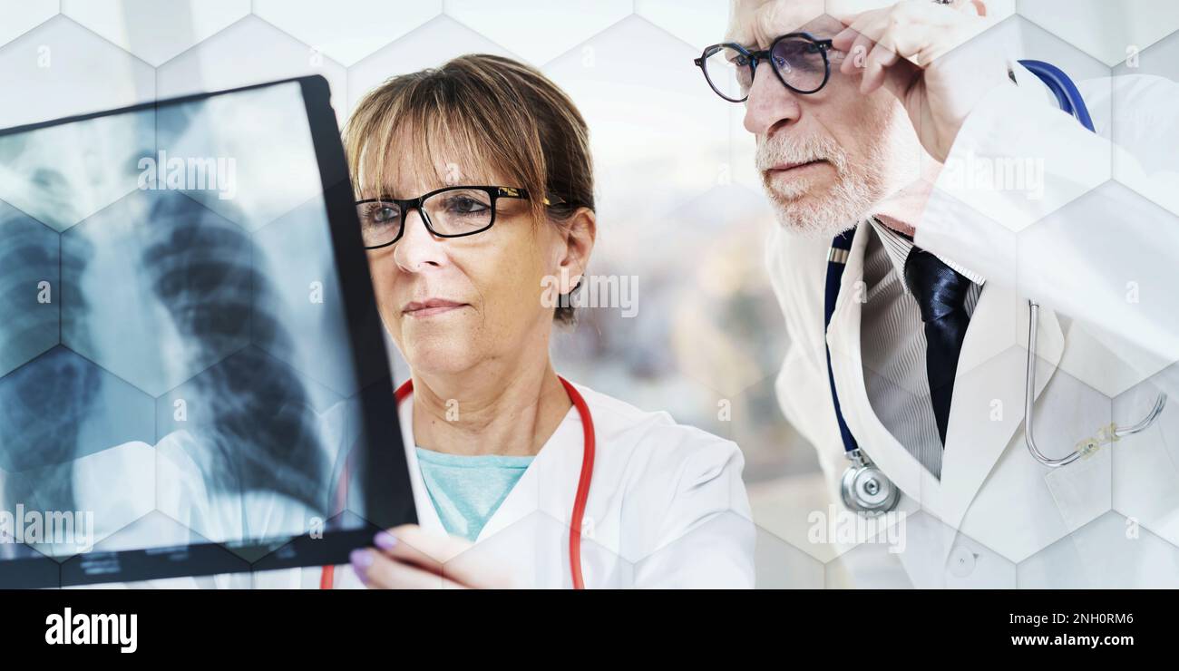 Zwei Ärzte untersuchen Röntgenbericht in der Arztpraxis, geometrisches Muster Stockfoto