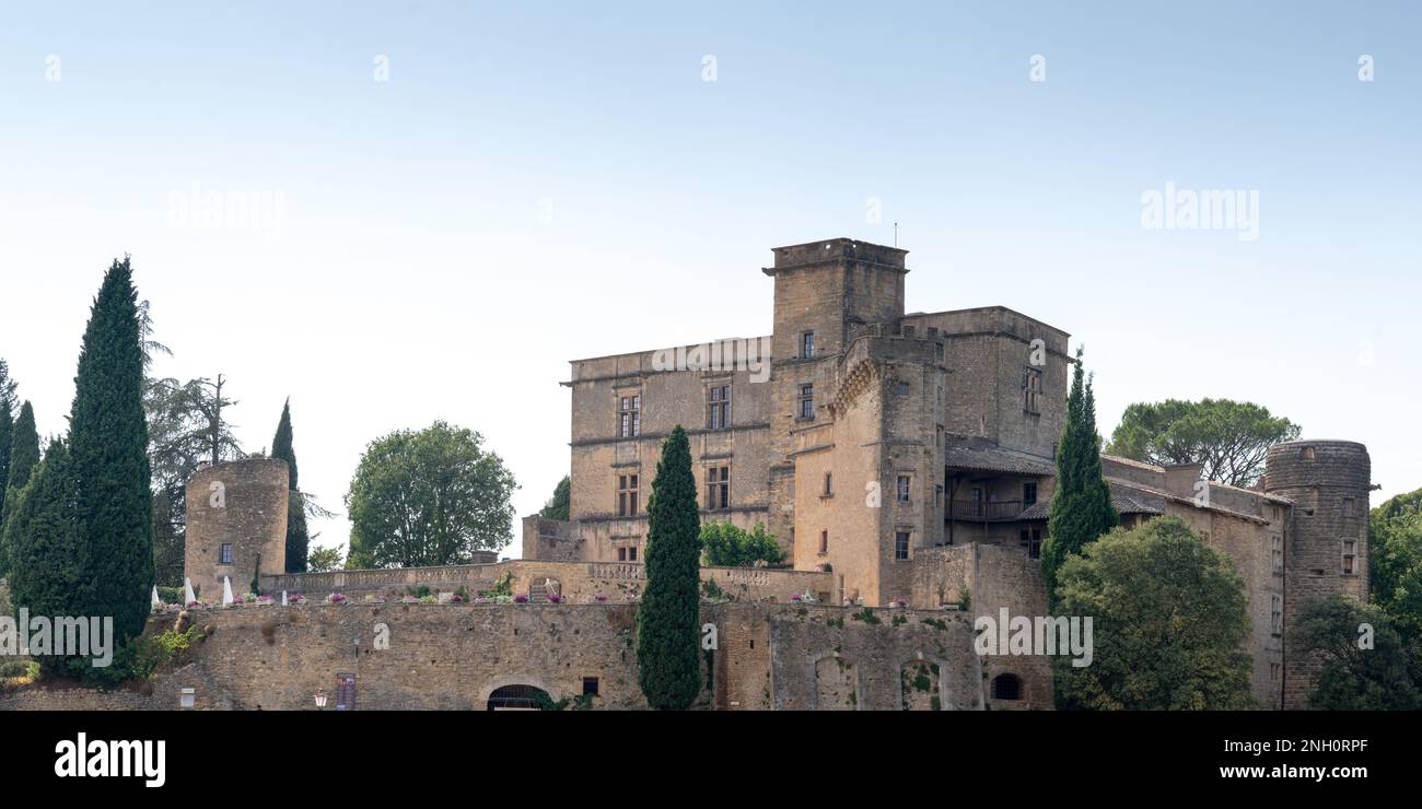 Burg des auf einem Hügel gelegenen Dorfes Lourmarin in der Luberon Provence Stockfoto