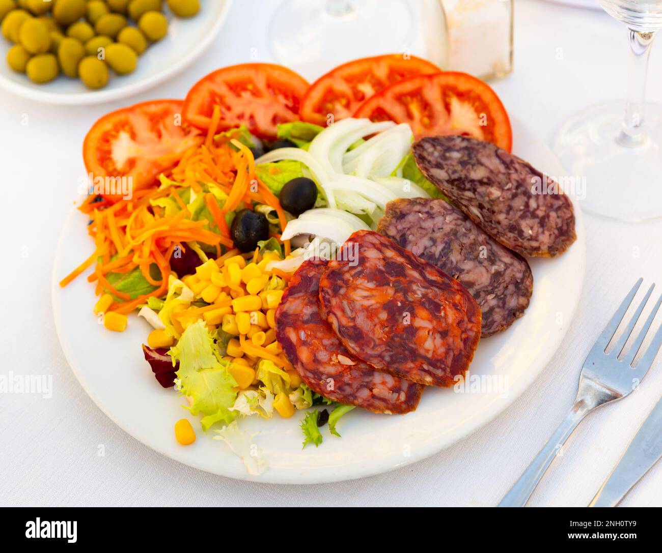 Traditioneller katalanischer Salat mit Wurst Stockfoto