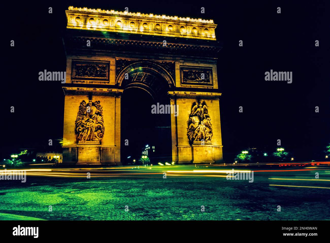 Arc de Triomphe in Paris bei Nacht Stockfoto
