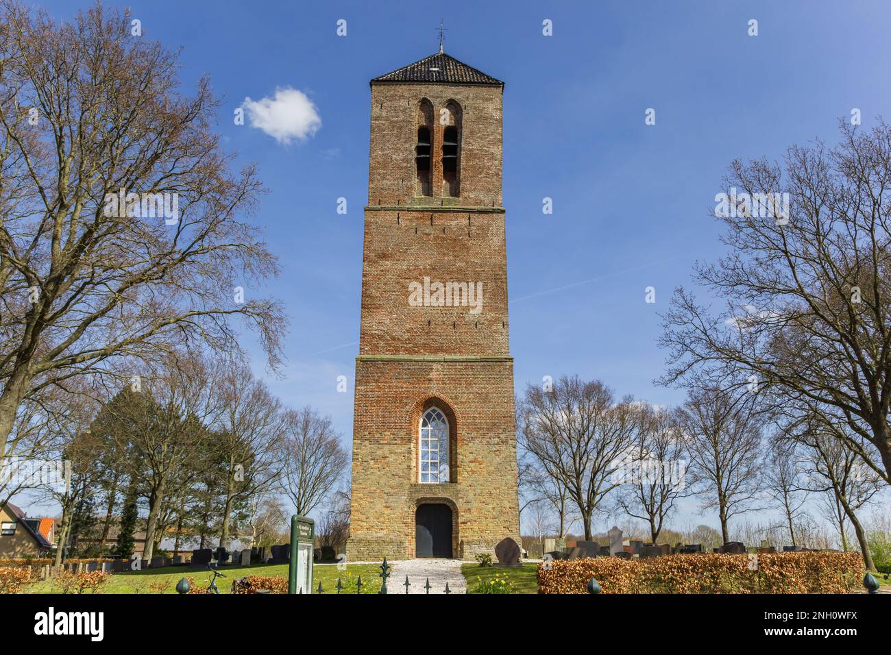 Vorderseite des historischen Kirchturms in Nijemirdum, Niederlande Stockfoto