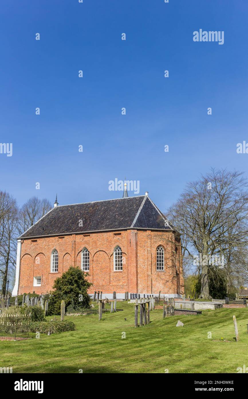 Historische Kirche und Friedhof in Finsterwolde, Niederlande Stockfoto
