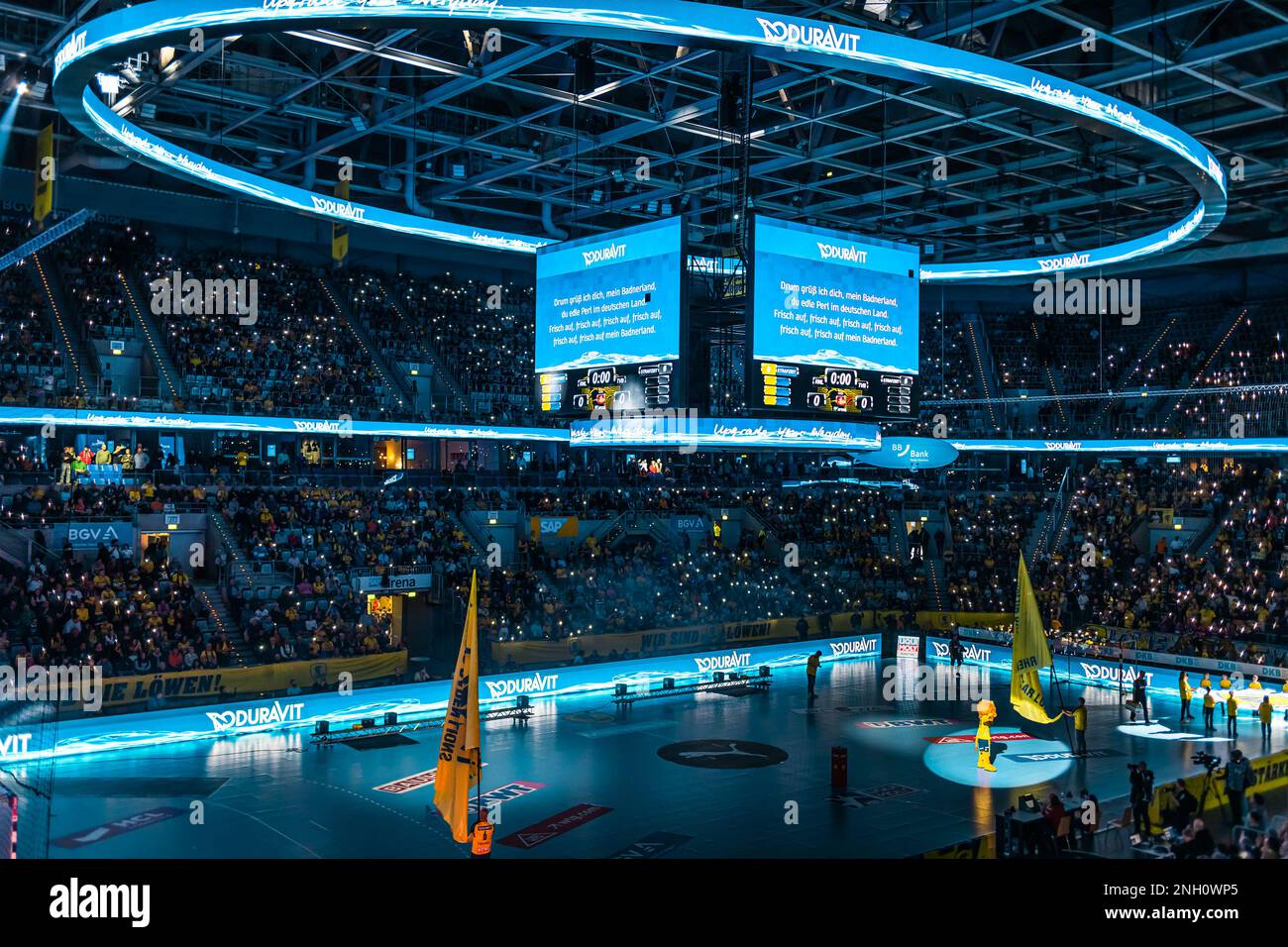 Mannheim, Deutschland - 19. Februar 2023: Handballspiel mit Zuschauern in der SAP Arena, einer der Hightech-Highlights in Europa Stockfoto