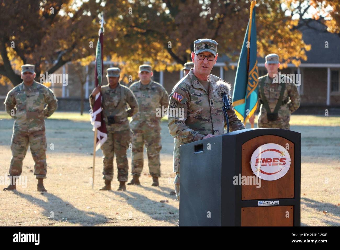 Kommandoleiter Major Stephen Burnley, KommandoSergeant Major, Fire Center of Excellence und Fort Sill, verabschiedet sich bei seiner Zeremonie zum Verantwortungswechsel am 5. Dezember 2022 in Fort Sills Old Post Quadrangle von Soldaten, Zivilisten und Bewohnern von Lawton. Stockfoto