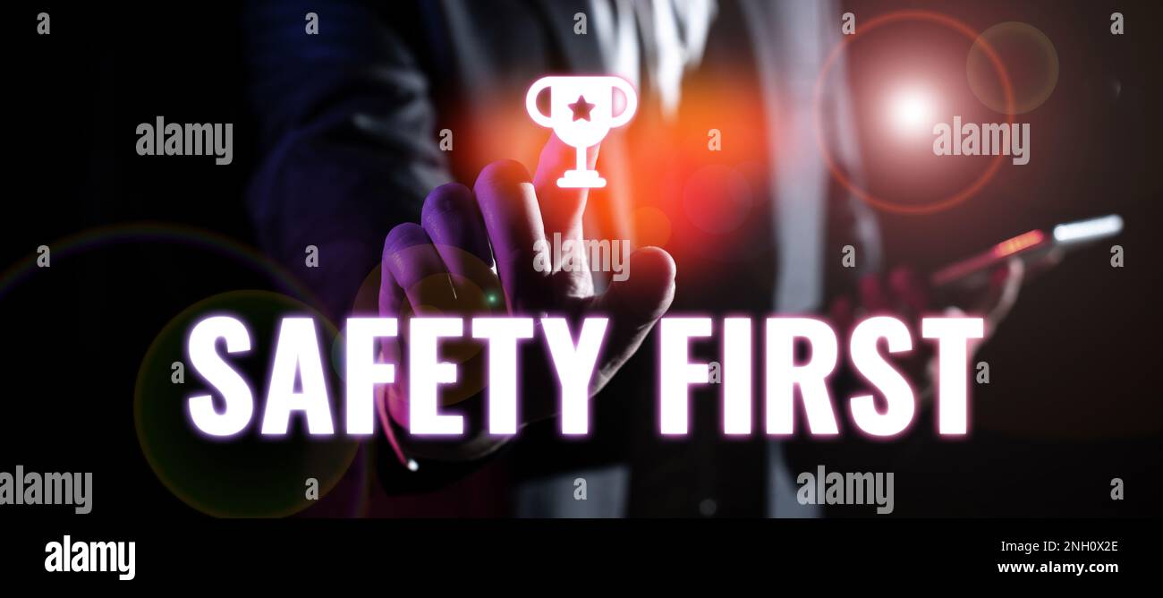 Schild mit Sicherheitshinweis, Konzept bedeutet Vermeidung unnötiger Risiken Leben sicher sein Vorsicht walten lassen Stockfoto