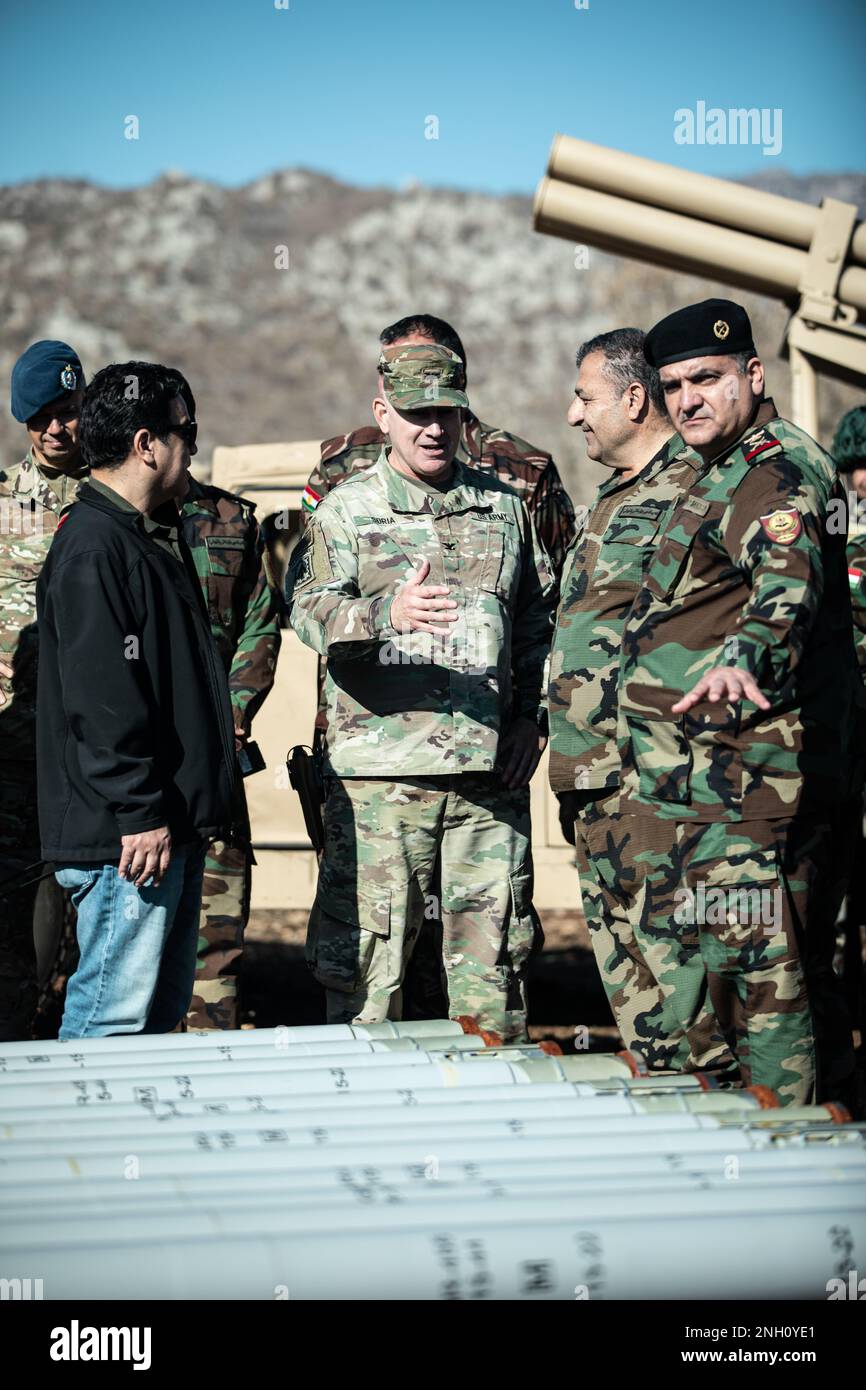 USA Armeekollege Javier Soria, stellvertretender Direktor der Militärberatergruppe Nord, kombinierte Joint Task Force – Operation inhärent Resolve, trifft sich mit Mitgliedern des Kommandos der Peshmerga und der 1. Supporting Forces bei einer Abschlussfeier in Duhok, Irak, 5. Dezember 2022. Bei der Veranstaltung wurde der Abschluss des dreimonatigen Schwerwaffen- und Artillerietrainings durch 28 Offiziere gewürdigt. Stockfoto