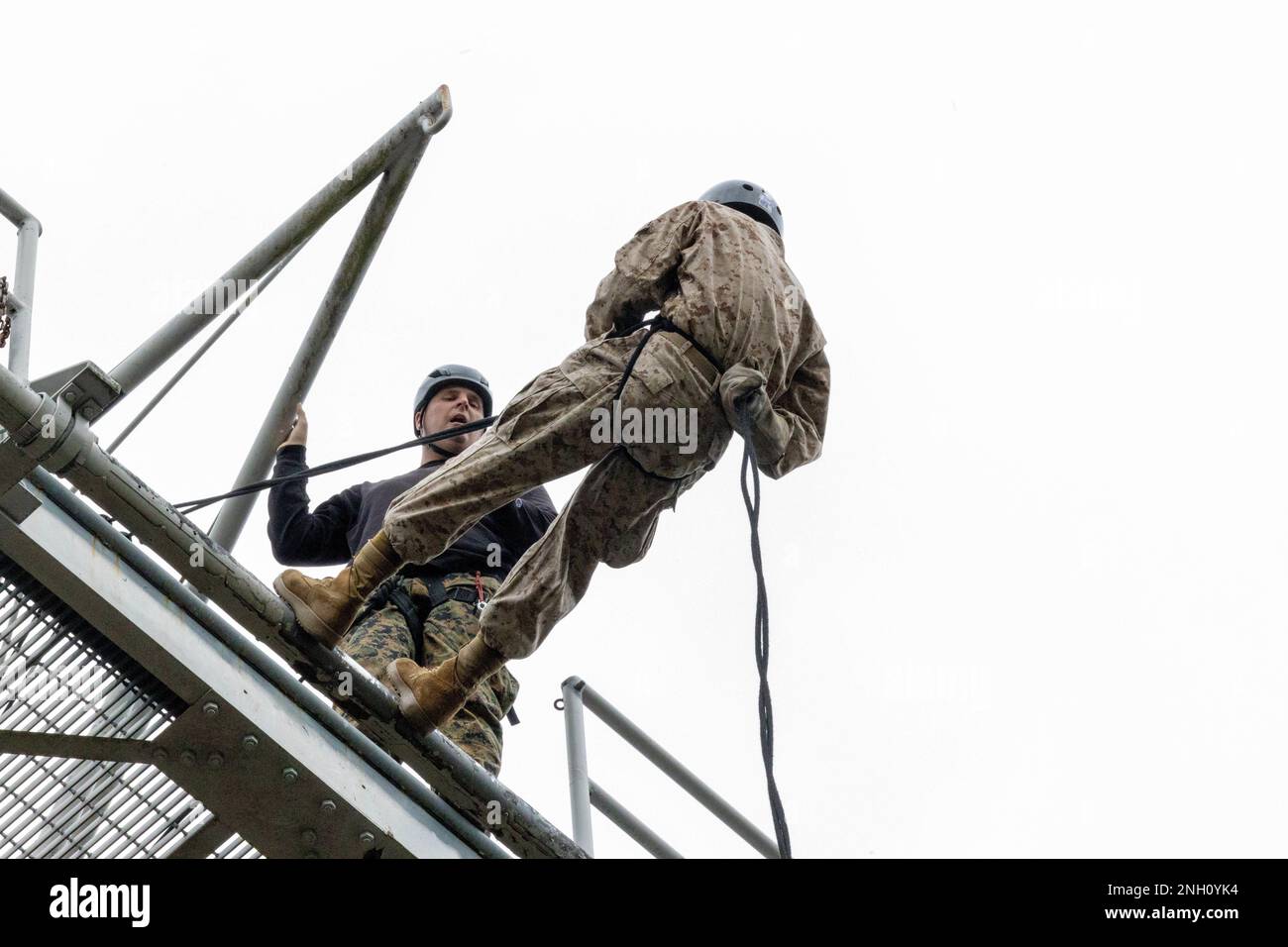 Ein Rekrut der Kilo Company, 3. Recruit Training Battalion, geht den Abseilturm des Marine Corps Recruit Depot Parris Island, S.C., 5. Dezember 2022 runter. Der 47 m hohe Abseilturm hilft Rekruten, ihre Höhenangst zu überwinden und ihrer Ausrüstung zu vertrauen. Stockfoto