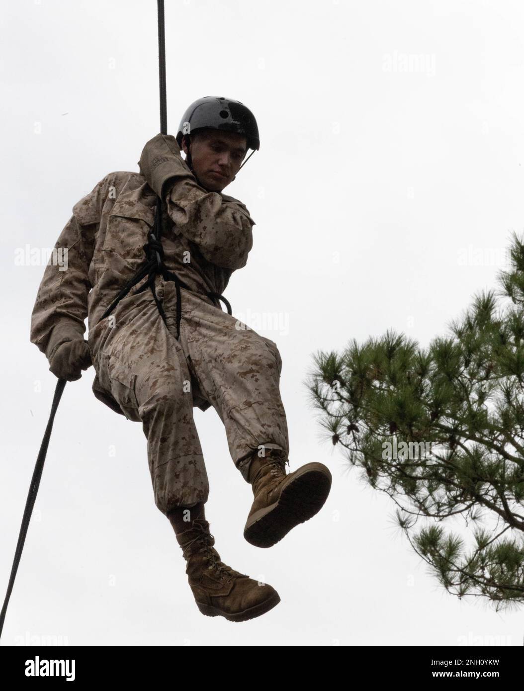 Ein Rekrut der Kilo Company, 3. Recruit Training Battalion, geht den Abseilturm des Marine Corps Recruit Depot Parris Island, S.C., 5. Dezember 2022 runter. Der 47 m hohe Abseilturm hilft Rekruten, ihre Höhenangst zu überwinden und ihrer Ausrüstung zu vertrauen. Stockfoto