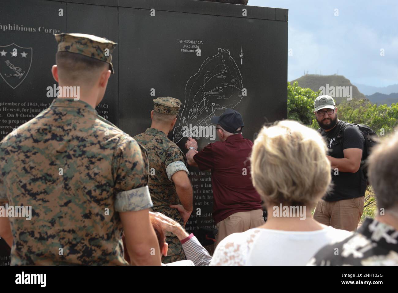 USA Die Marine Corps Base Hawaii beherbergte während des 81. Jahrestags der Angriffe auf Pearl Harbor Remembrance MCB Hawaii am 5 2022. Dezember die Veteranen des Zweiten Weltkriegs Don Graves, Carl Flinner und Jack Holder. Die MCBH-Führung traf sich mit den Veteranen und führte durch die Anlage. (USA Marinekorps Fotos von 2. LT. Ethan H. Valk) Stockfoto