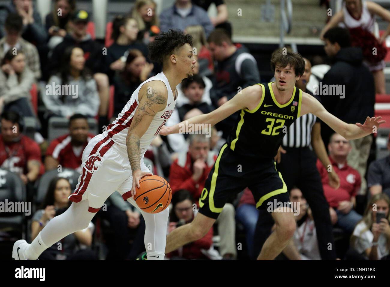 Washington State forward DJ Rodman, left, controls the ball while defended by Oregon center Nate Bittle during the first half of an NCAA college basketball game, Sunday, Feb. 19, 2023, in Pullman, Wash. (AP Photo/Young Kwak) Stockfoto