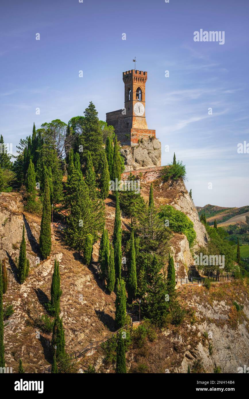 Brisighella historischer Uhrenturm auf der Klippe. Diese Architektur aus dem Jahr 1800er ist bekannt als der Torre dell'Orologio. Provinz Ravenna, Region Emilia Romagna, Stockfoto