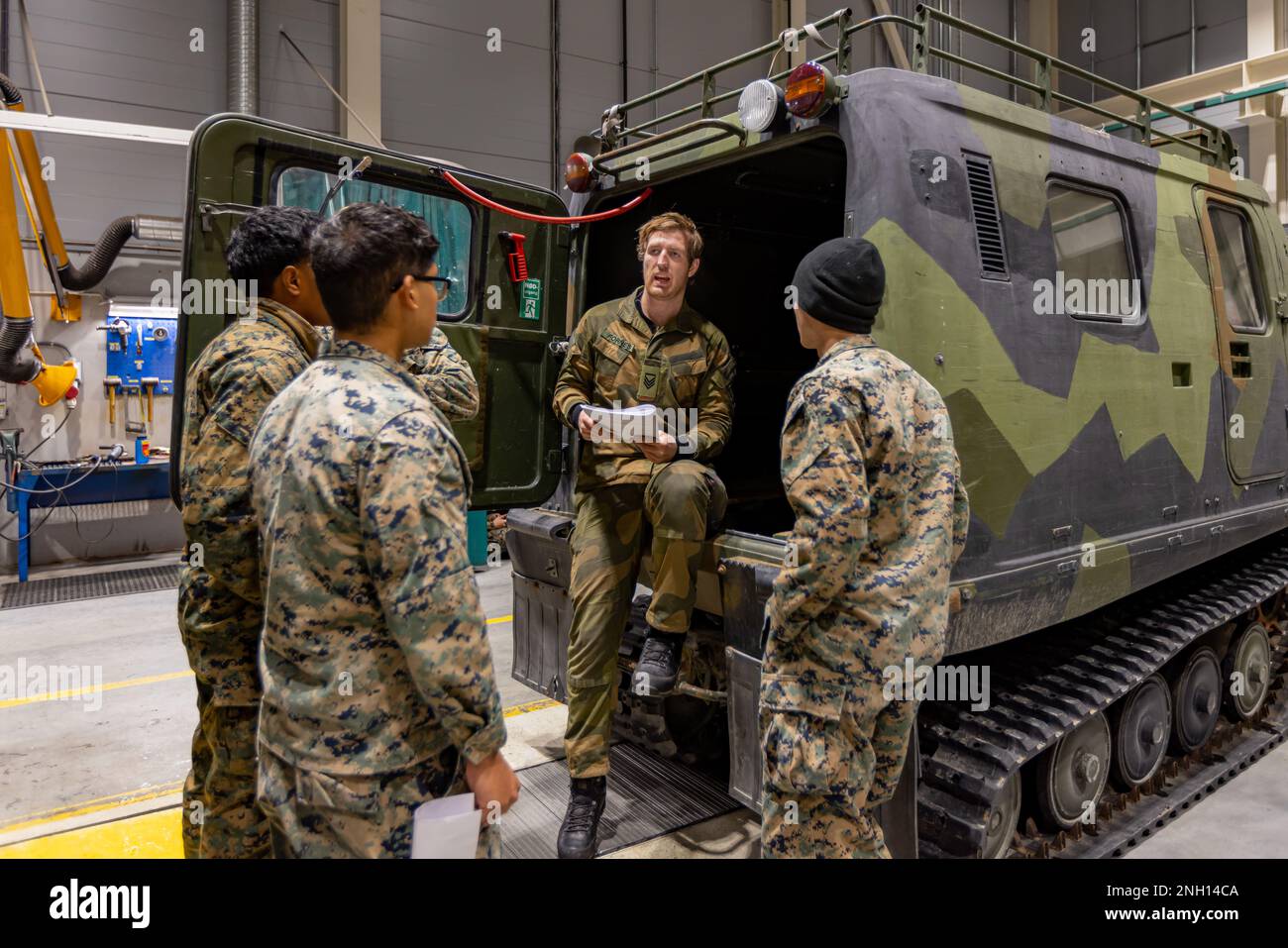 Oberfeldwebel Stian Fornes, ein norwegischer Ausbilder bei Brigade North, gibt einen Kurs in die USA Marines mit Hauptquartier und Service Company, 2D. KampfeingenieurBataillon, 2D. Marine Division, während des Belted Vehicle Course in Setermoen, Norwegen, 6. Dezember 2022. Der Kurs „Belted Vehicle“ soll Marines und anderen Servicemitarbeitern den Erwerb ausreichender technischer Kenntnisse und Kenntnisse im Betrieb des Bandvagn 206 ermöglichen. Stockfoto