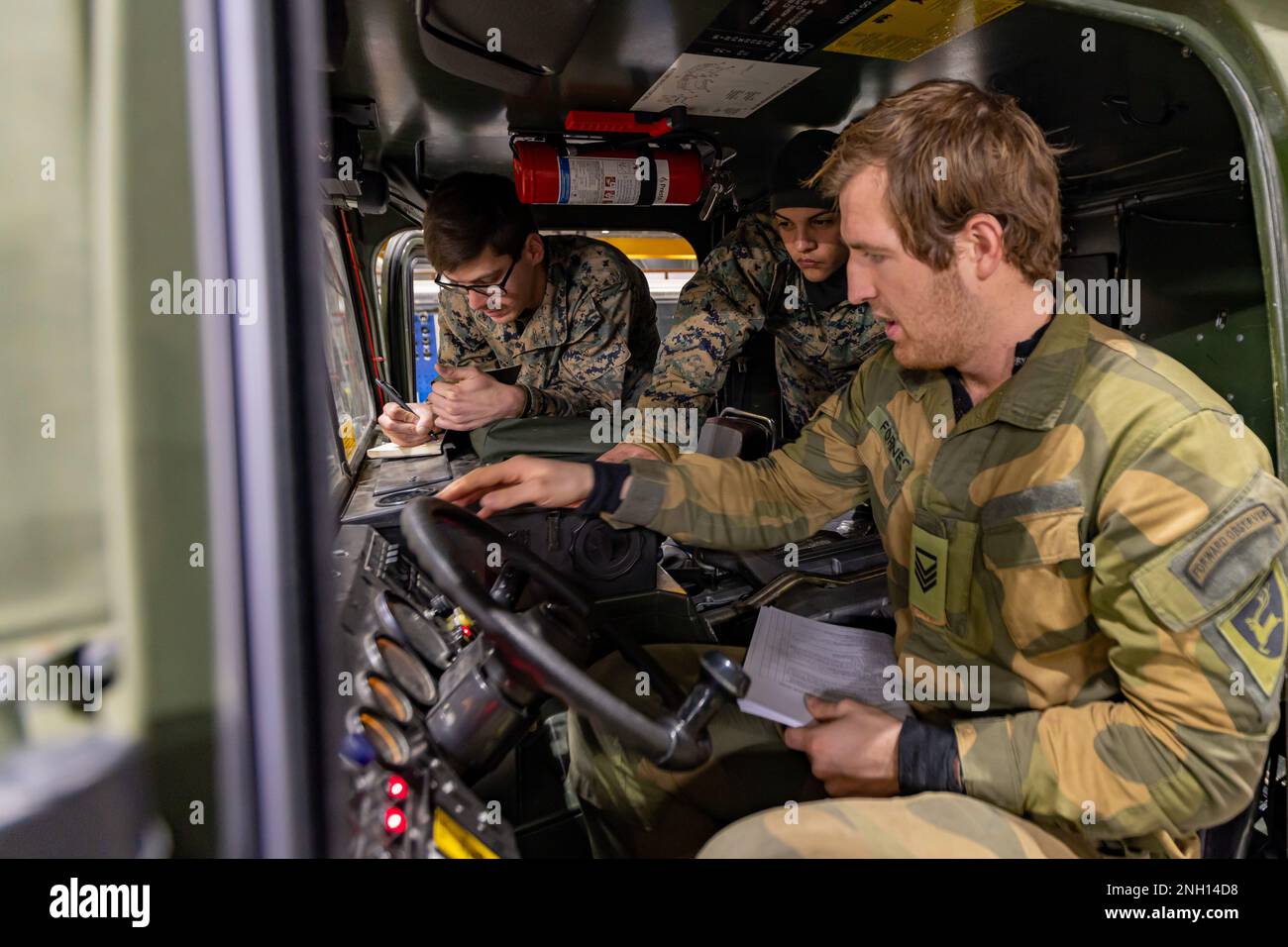 Senior SereSergeant Stian Fornes, ein norwegischer Ausbilder bei Brigade North, gibt einen Kurs in die USA Marines mit Hauptquartier und Service Company, 2D. KampfeingenieurBataillon, 2D. Marine Division, während des Belted Vehicle Course in Setermoen, Norwegen, 6. Dezember 2022. Der Kurs „Belted Vehicle“ soll Marines und anderen Servicemitarbeitern den Erwerb ausreichender technischer Kenntnisse und Kenntnisse im Betrieb des Bandvagn 206 ermöglichen. Stockfoto