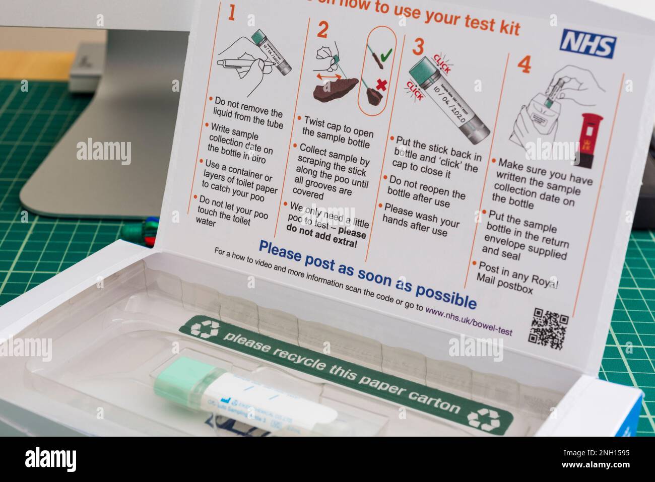 NHS-Testsatz für Darmkrebs. Alle zwei Jahre wird dies an alle Personen im Alter zwischen 60 und 74 Jahren im Vereinigten Königreich gesendet Stockfoto
