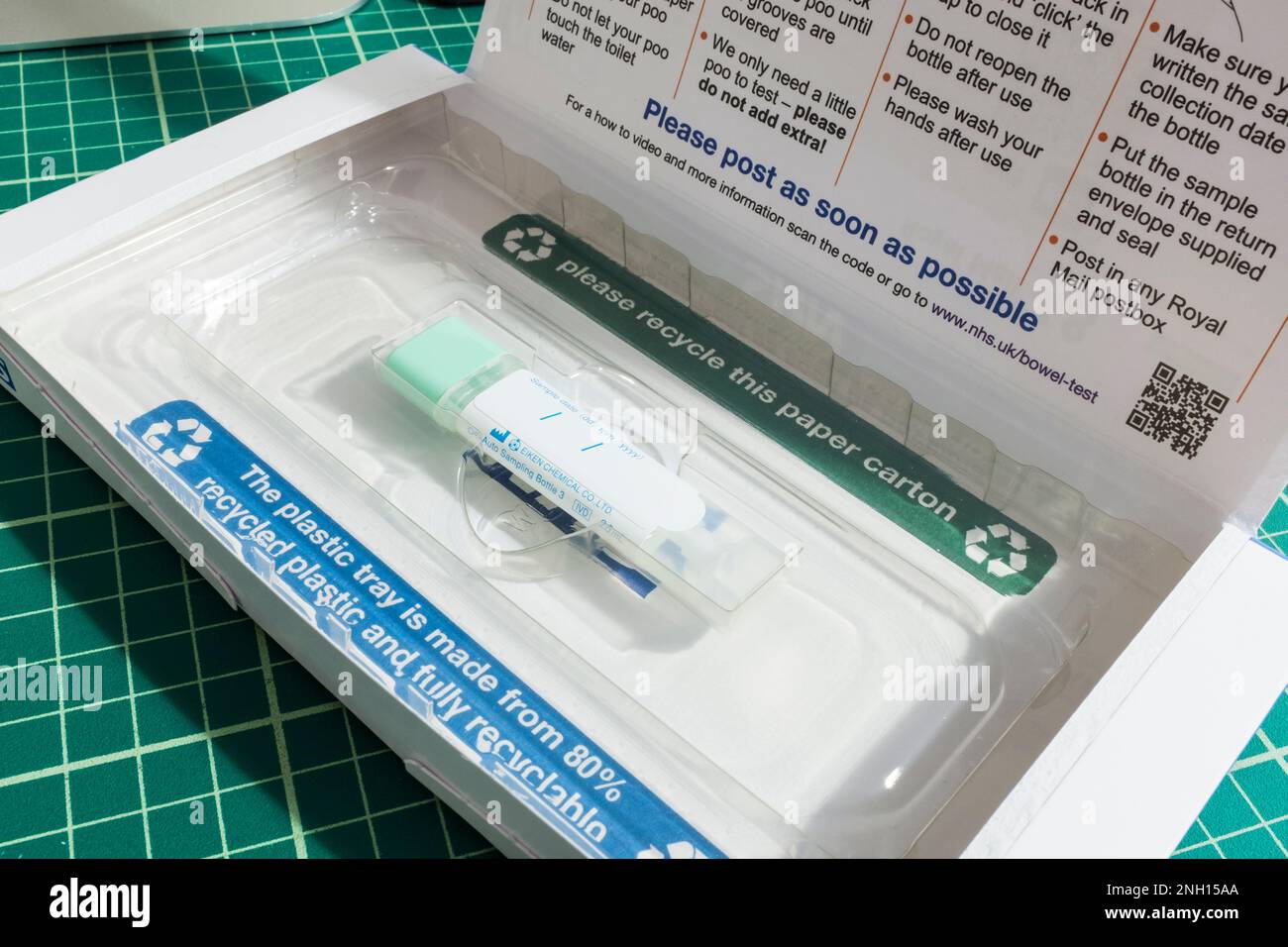 NHS-Testsatz für Darmkrebs. Alle zwei Jahre wird dies an alle Personen im Alter zwischen 60 und 74 Jahren im Vereinigten Königreich gesendet Stockfoto