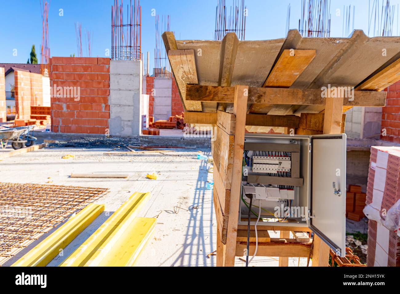 Sicherungskasten, Schalttafel mit automatischen Sicherungen und Steckdosen, Schalttafelgehäuse für Strom und Stromverteilung im Gebäude si Stockfoto