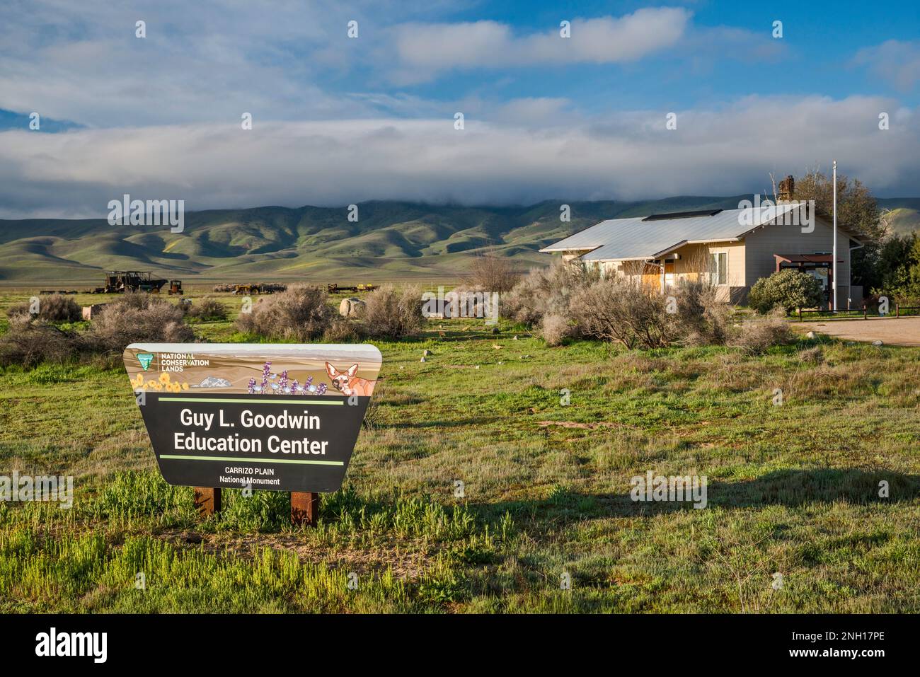 Goodwin Education Center, auf der ehemaligen Ranch, Caliente Range in der Ferne, Anfang März, Carrizo Plain National Monument, Kalifornien, USA Stockfoto
