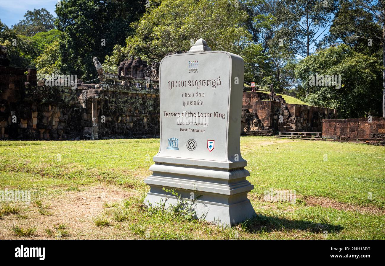 Eine moderne Betonstele, die Informationen über die Terrasse des Leprakkönigs im berühmten Angkor-Komplex in Kambodscha bietet. Stockfoto