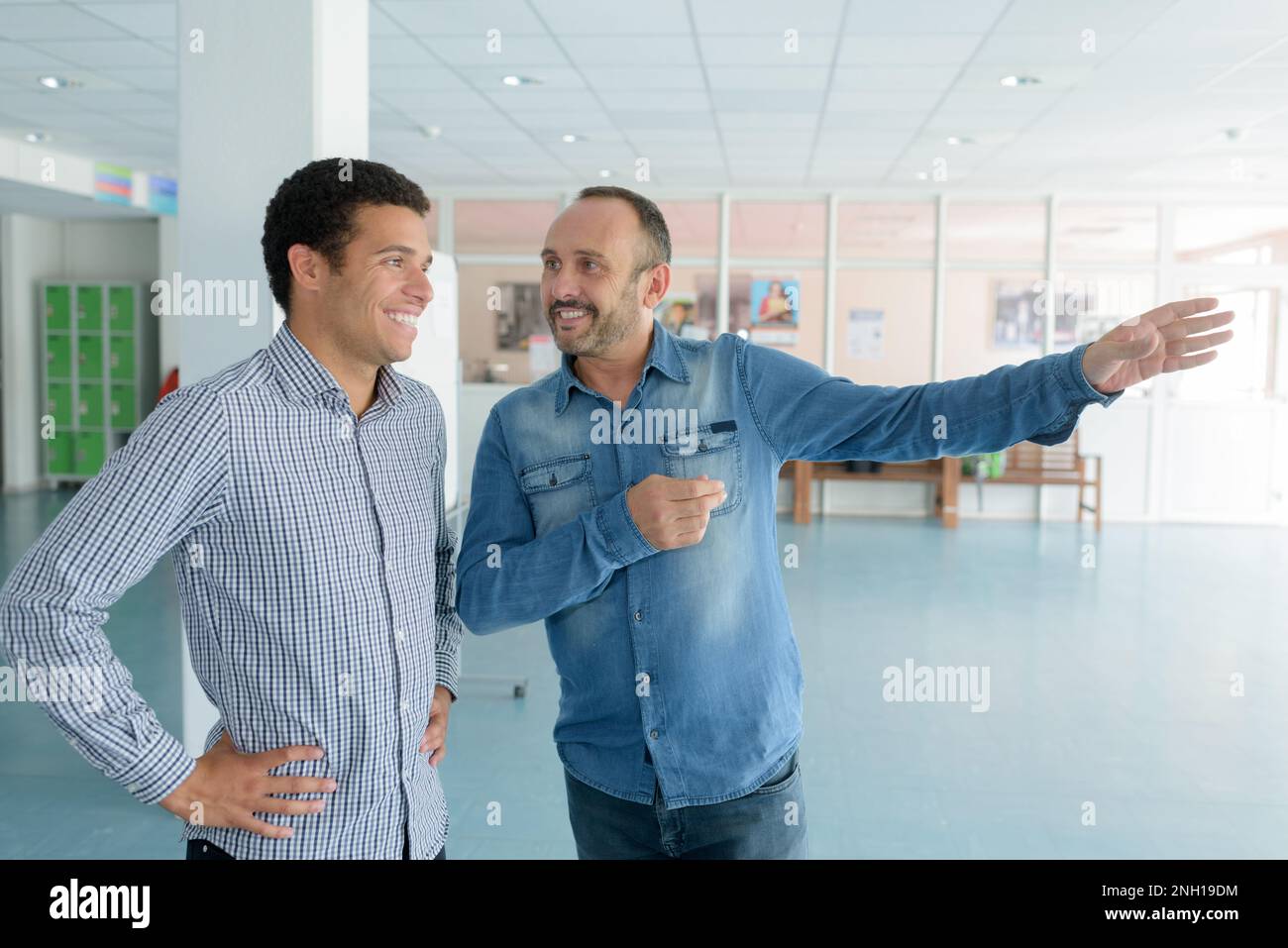 Zwei talentierte Männer diskutieren gemeinsam über Themen Stockfoto