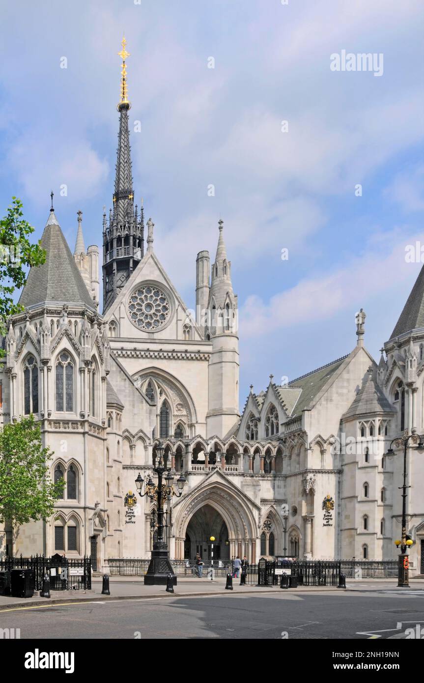 Royal Courts of Justice auch The Law Courts Victorian Gothic Revival Architecture wurde 1882 in der Strand City von Westminster London England eröffnet Stockfoto