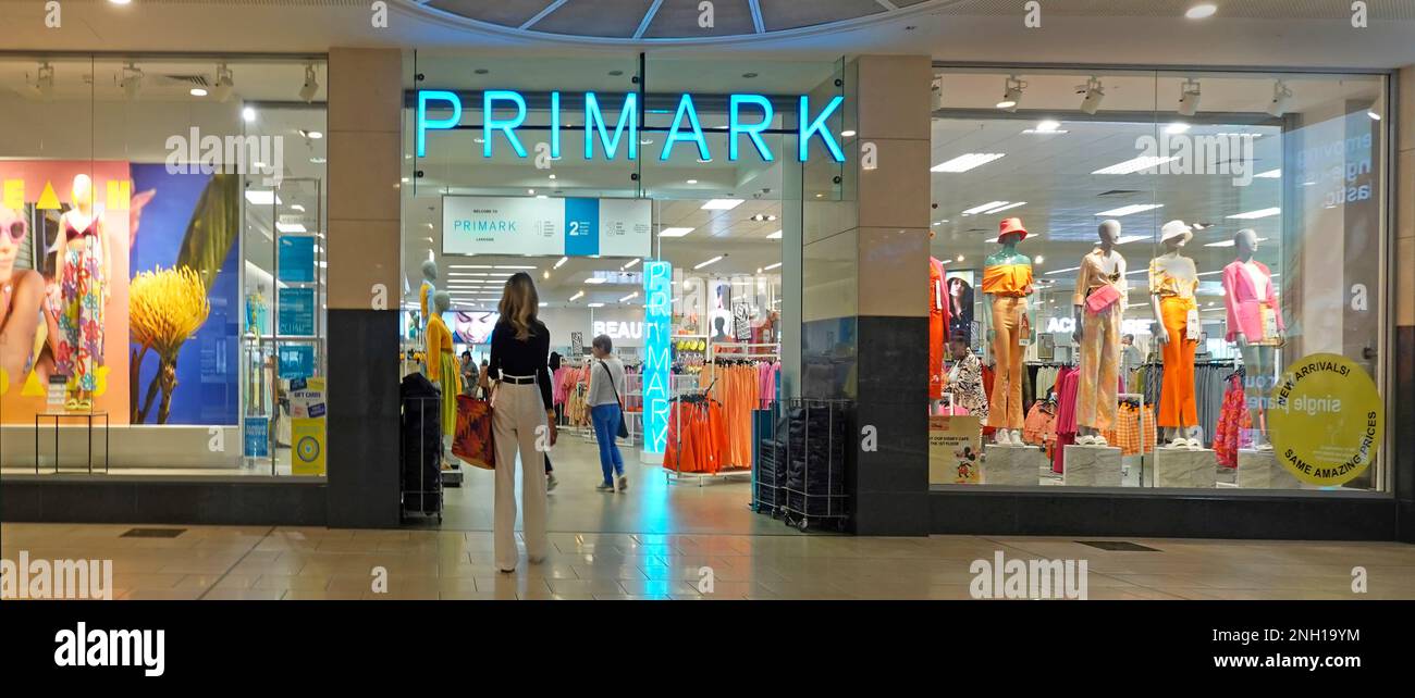 Eingang zum Primark Modegeschäft Rückansicht der Kunden neben Schaufenstern im Einkaufszentrum Lakeside Einkaufszentrum Thurrock Essex England UK Stockfoto