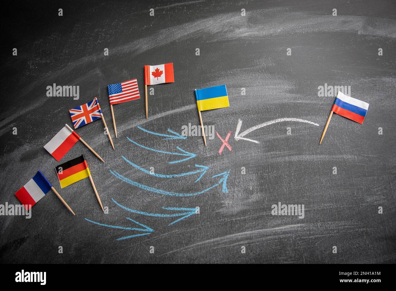 Konzept der weltweiten Hilfe für die ukraine. Flaggen auf einer dunklen Tafel. Stockfoto