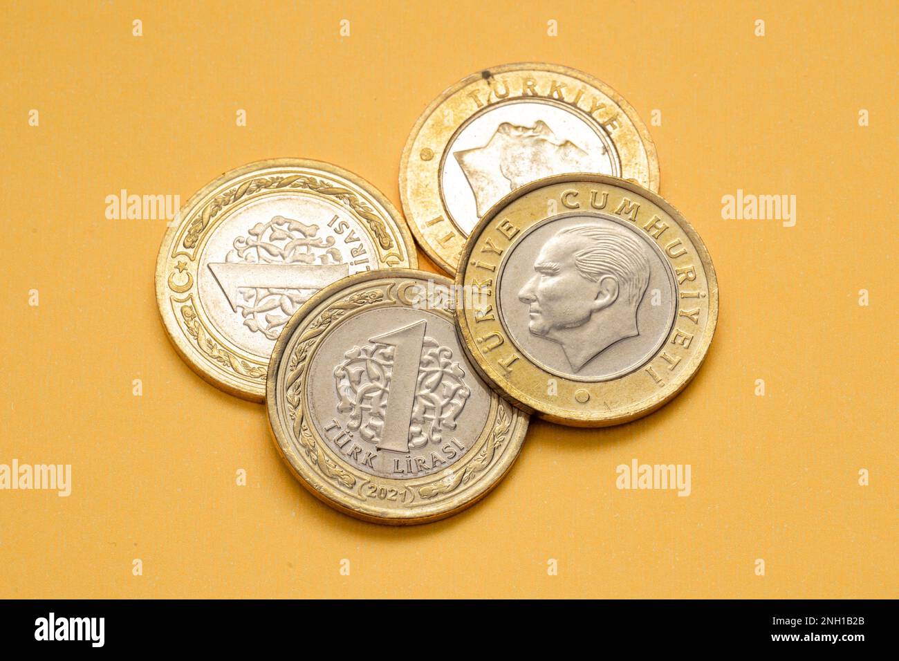 Vorder- und Rückansicht einer türkischen Lira-Münze aus dem Jahr 1 auf gelbem Hintergrund. Stockfoto