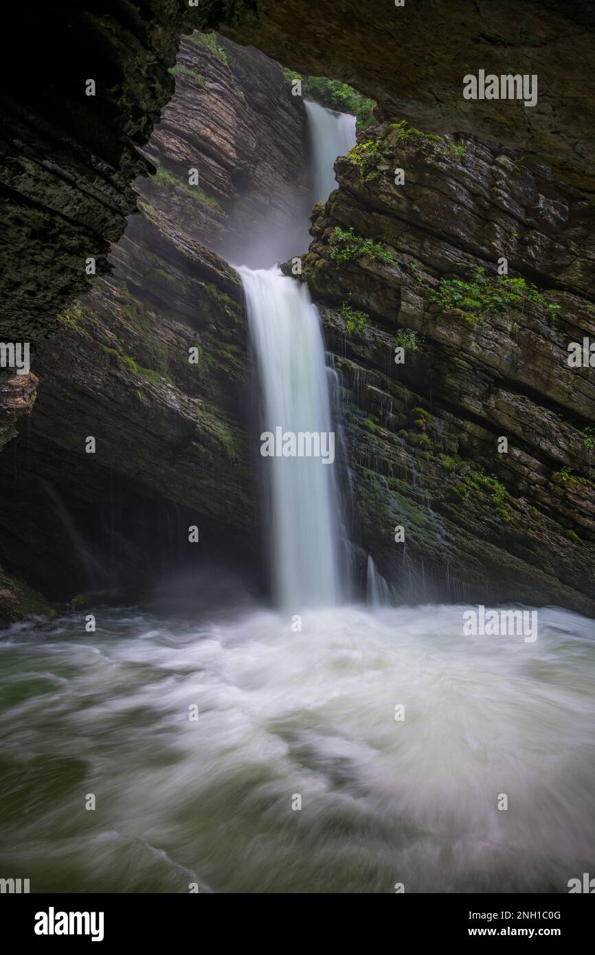 Ein mystischer Wasserfall, der aus einer Höhle fließt Stockfoto