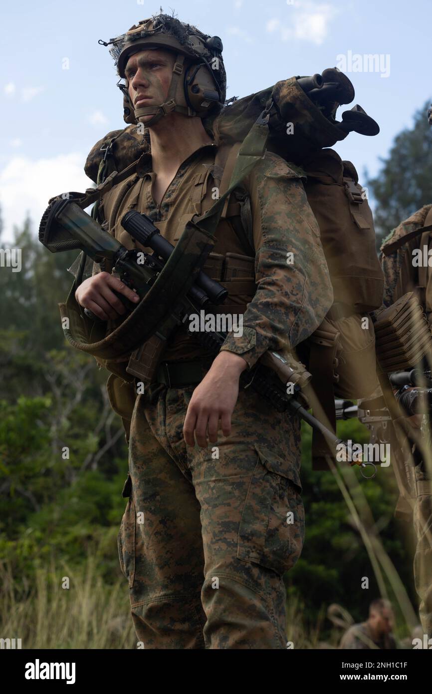 EIN US-AMERIKANISCHER Marine mit 1. Bataillon, 2. Marines bereiten sich auf einen CH-53E Super-Hengst während der Stand-in-Force-Übung auf Okinawa, Japan, am 6. Dezember 2022 vor. SIF-EX ist eine Übung auf Abteilungsebene, an der alle Elemente der Marine-Luft-Boden-Task Force beteiligt sind und die darauf ausgerichtet ist, die bereichsübergreifende Sensibilisierung, das Manövrieren und Brände in einer verteilten maritimen Umgebung zu stärken. Diese Übung dient als Probe für die rasche Projektion der Kampfmacht zur Verteidigung von Verbündeten und Partnern in der Region. Stockfoto