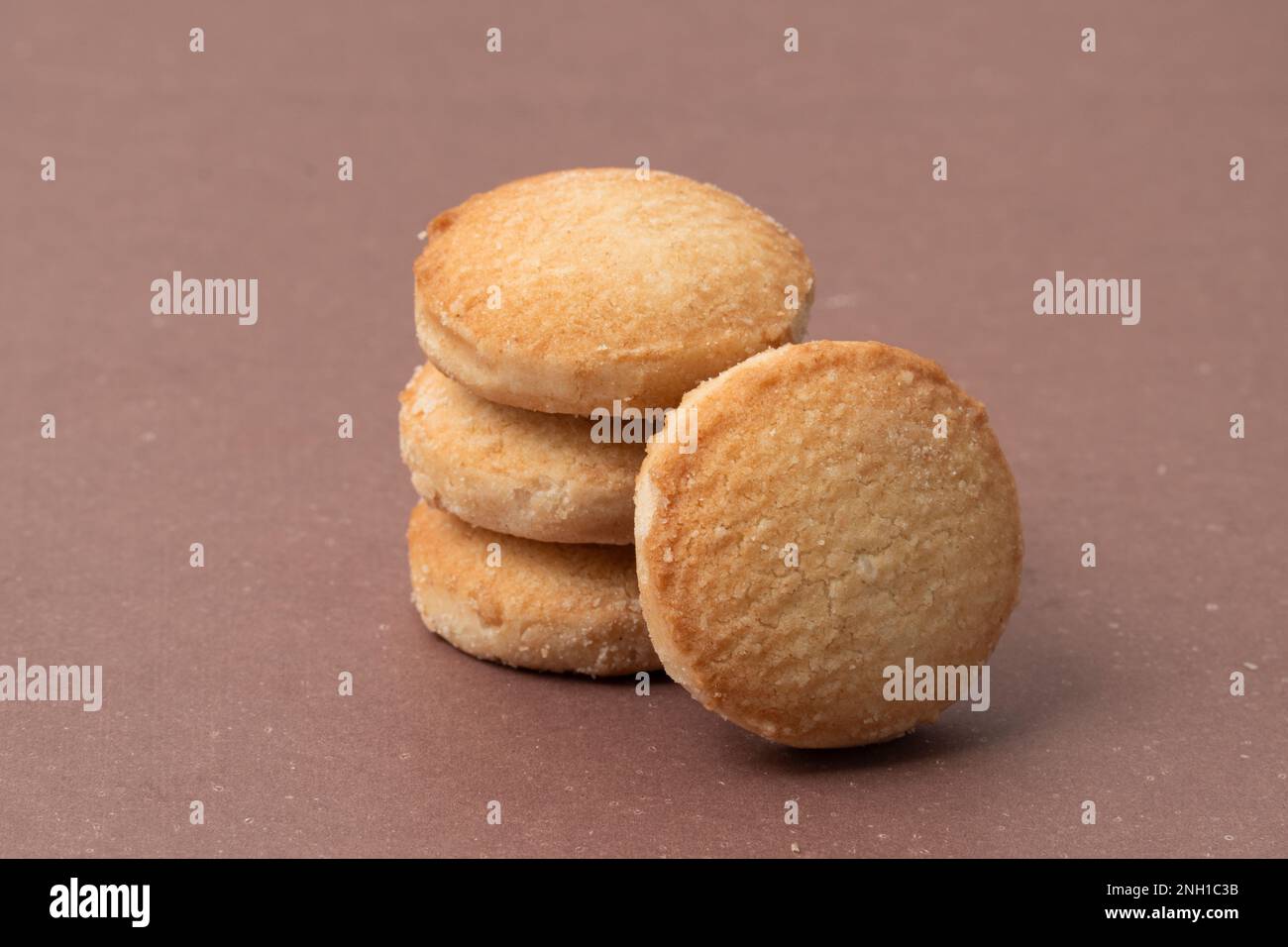 Nan Khatai auf braunem Hintergrund Stockfoto