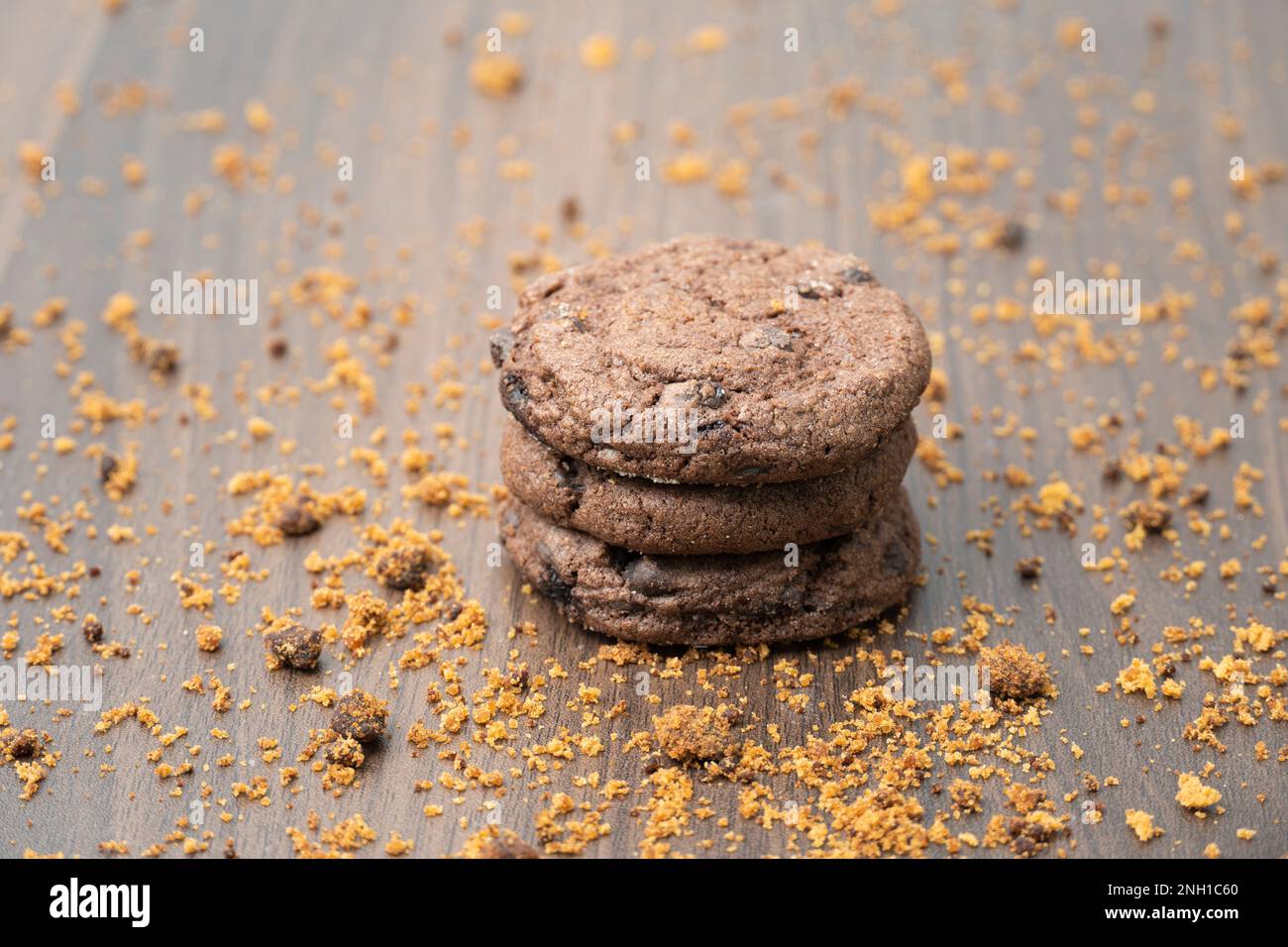 Schokoladenkekse isoliert auf strukturiertem Hintergrund Stockfoto