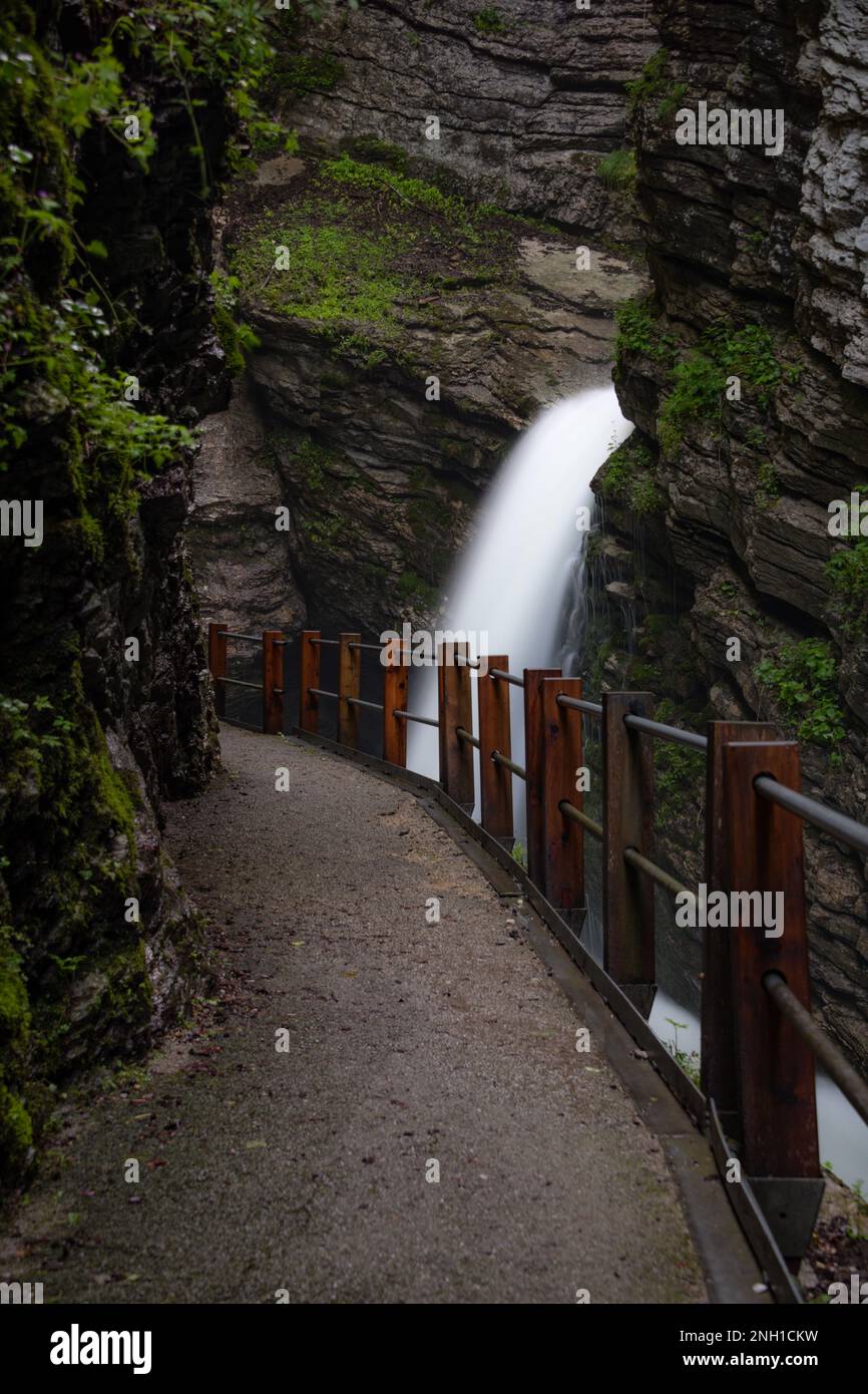 Ein gebauter Wanderweg führt zu einem Wasserfall Stockfoto