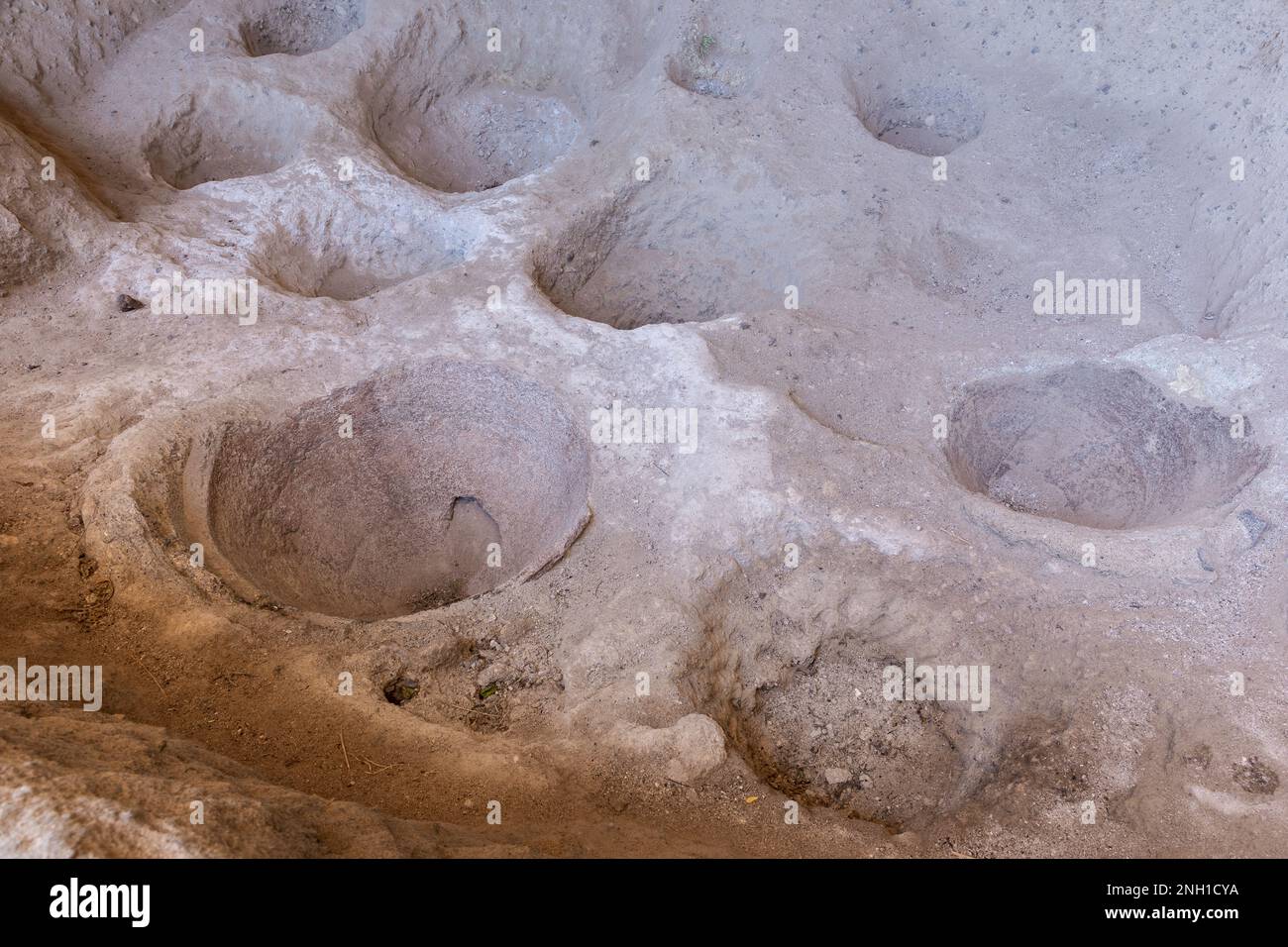 Clay Amphora ist in einem Steinboden des Weinkellers im Klosterkomplex Vardzia Cave, Georgia. Stockfoto