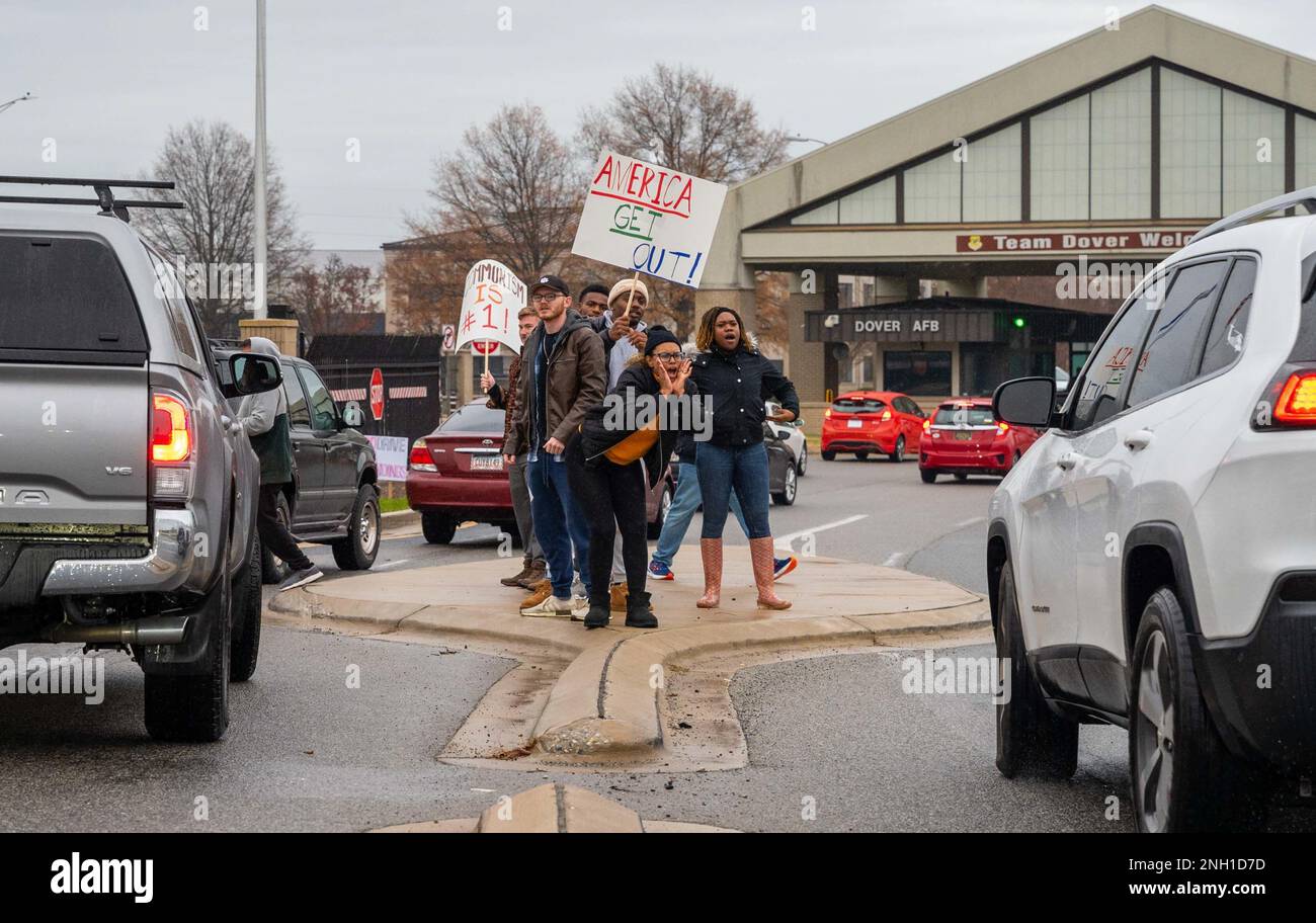 Team Dover Airmen fungiert als Demonstranten bei einer Katastrophenübung außerhalb des Luftwaffenstützpunkts Dover, Delaware, 6. Dezember 2022. Bei dieser Übung wurden die Fähigkeiten des 436. Airlift Wing und des 512. AW getestet. Stockfoto
