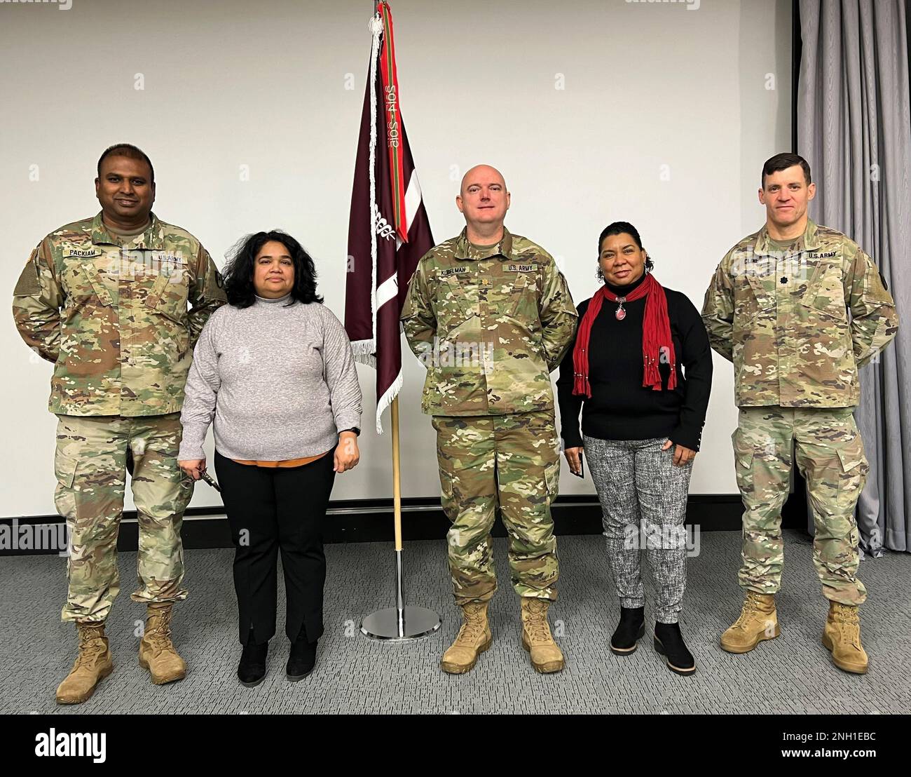 (Von links) Major Mathanraj Packiam, Raina Kumar, Major Jeffrey R. Kugelman, Dr. Janice Williams und LT. Oberstleutnant Curtis R. Cline sind in den USA zusammengekommen Army Medical Research Institute of Infectious Diseases in Fort Detrick, Maryland. Die USA Das Armeeteam hat an der Untersuchung der Todesursache eines Roten Pandas im Nationalen Zoo- und Naturschutzbiologieinstitut des Smithsonian (NZCBI) mitgewirkt, und die Ergebnisse werden letztlich zum Schutz der gefährdeten Arten beitragen. USA Militärfoto von Joseph Nieves, USAMRIID Public Affairs. Stockfoto