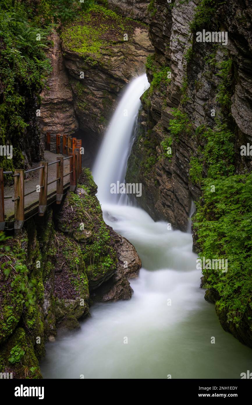 Ein gebauter Wanderweg führt zu einem Wasserfall Stockfoto