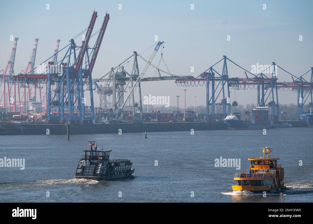 Hafen und Elbe, Hamburg, Deutschland Stockfoto