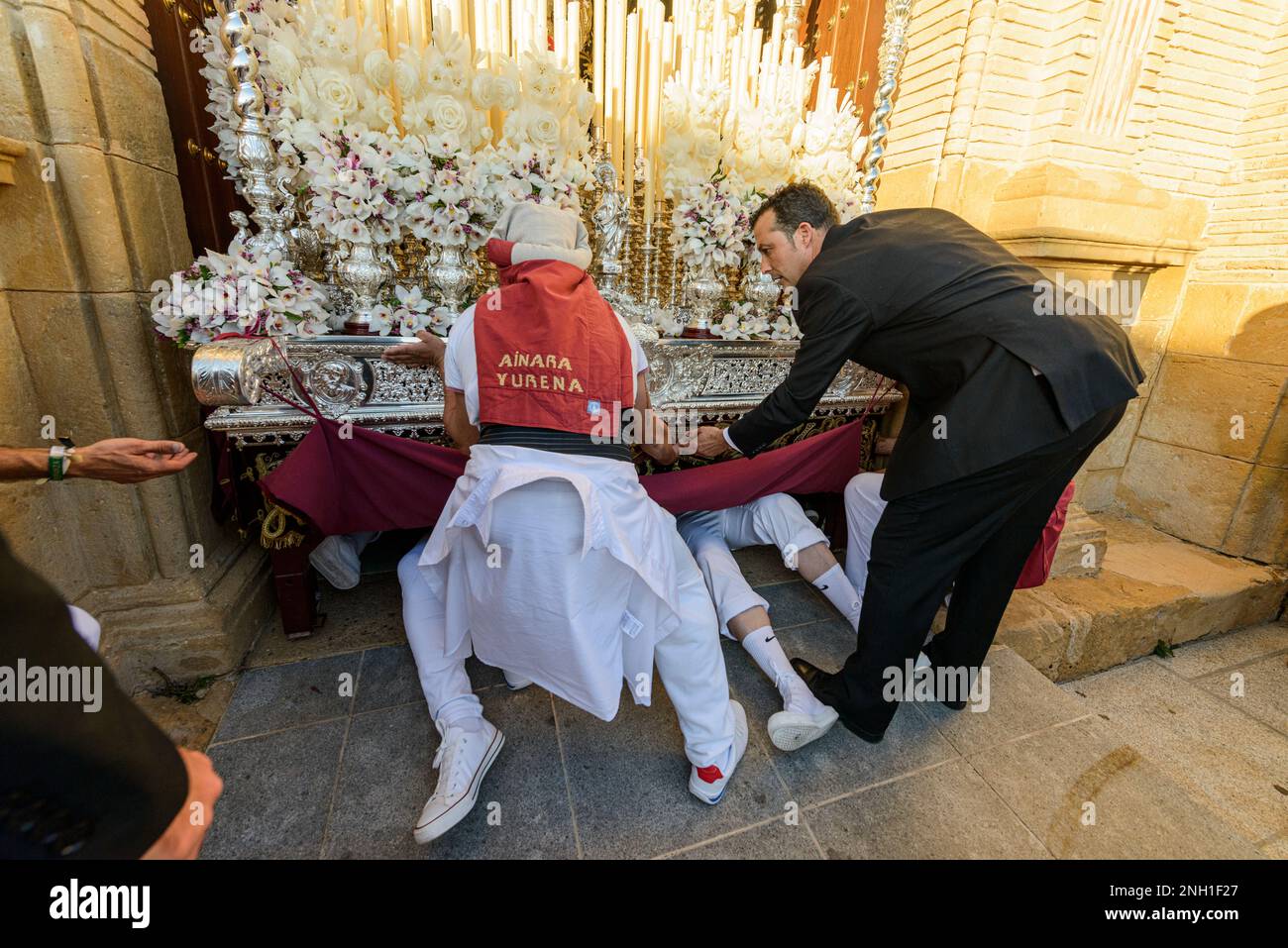 Arahal. Sevilla. Spanien. 14. April 2022. Das Pallium der Misericordia-Bruderschaft während der Prozession am Maundy-Donnerstag. Stockfoto