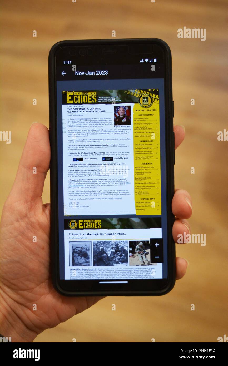 Die Army Echoes App ist jetzt schneller und aktualisiert. Sie können die neueste Ausgabe des offiziellen Soldier-Newsletters lesen, indem Sie die kostenlose App im Apple Store oder bei Google Play herunterladen. Stockfoto