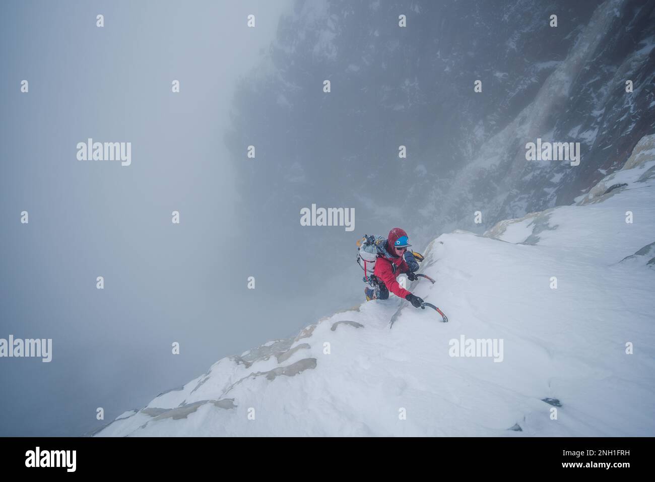 Eiskletterer klettern im Winter auf steile Eiswände Stockfoto