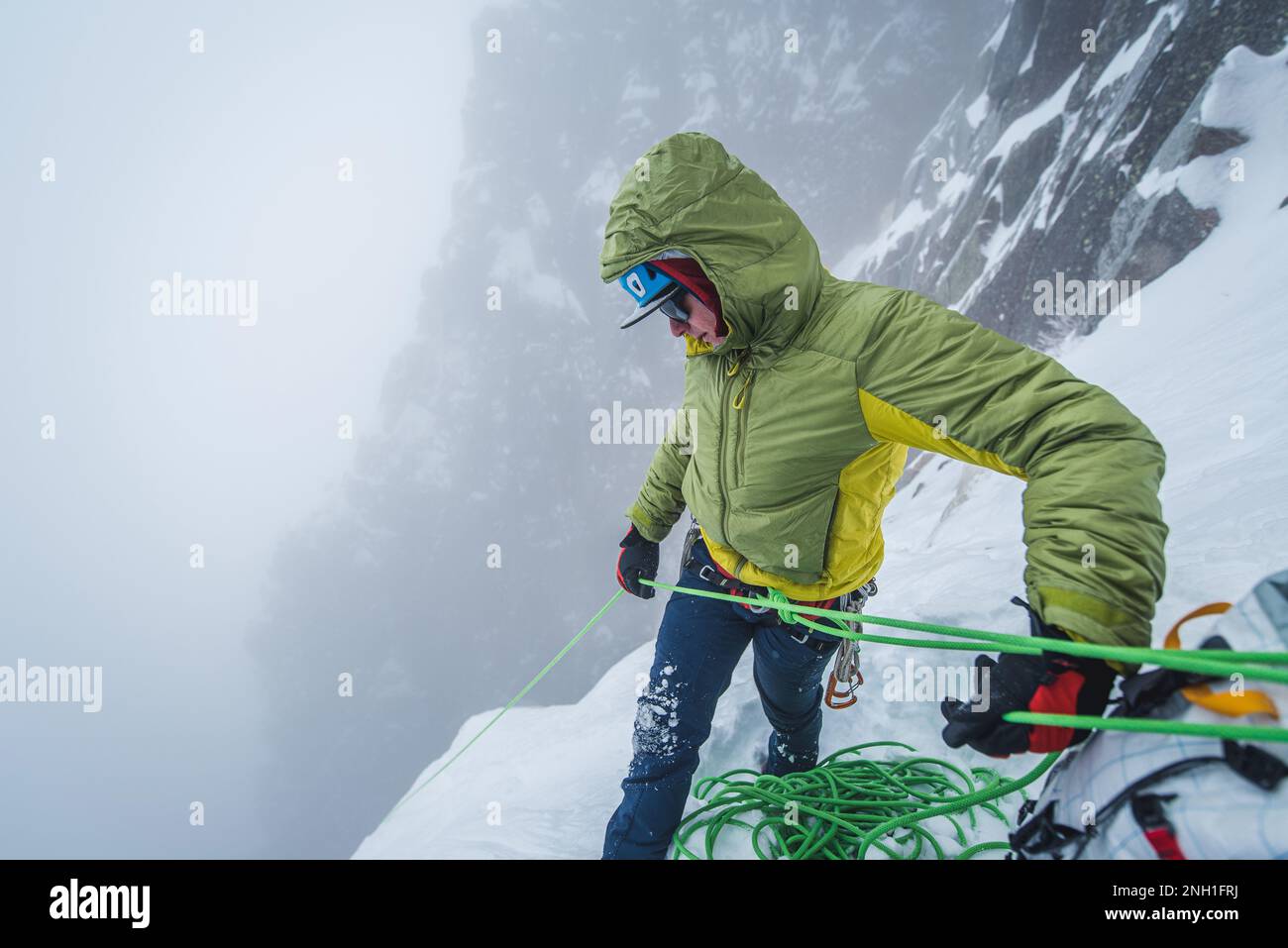 Eiskletterer beim Klettern im Winter Stockfoto