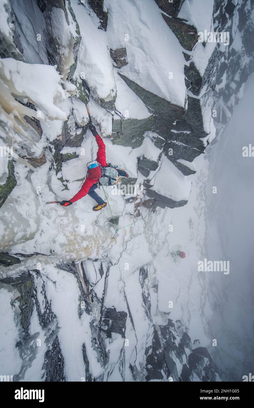 Eiskletterer, die einen steilen Abschnitt von Felsen und Eis besteigen Stockfoto