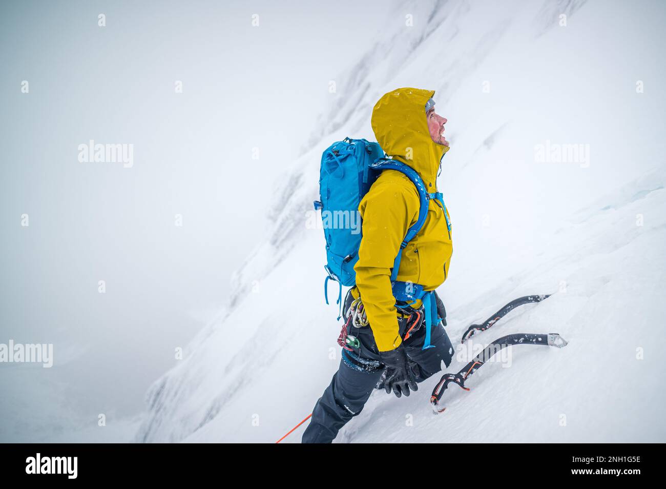 Eisklettern für Männer bei Schnee und Frost Stockfoto