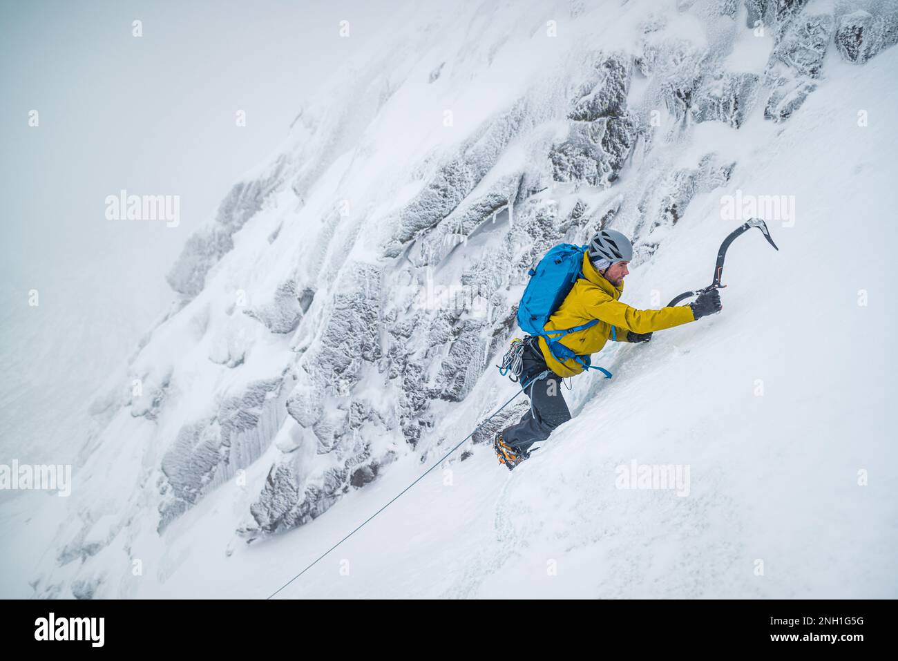 Eisklettern für Männer bei Schnee und Frost Stockfoto