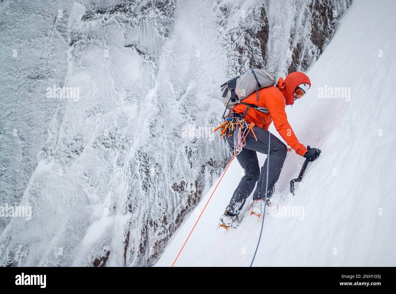 Eisklettern für Männer bei Schnee und Frost Stockfoto