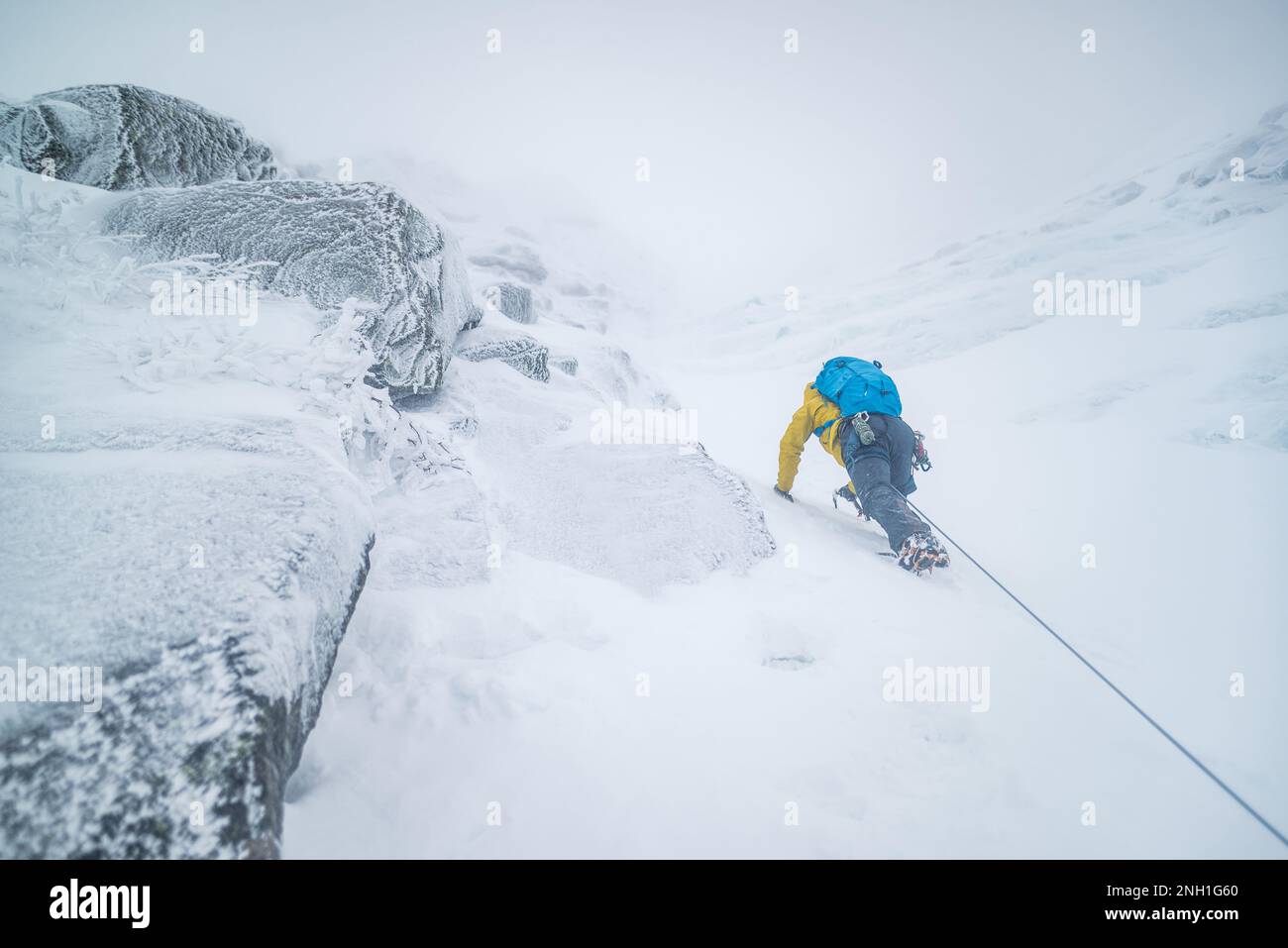 Eisklettern für Männer bei Schnee und Frost Stockfoto