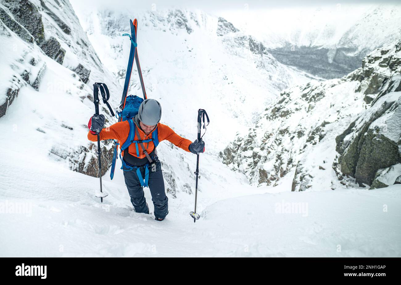 Skifahrer fahren in schneebedeckten Schluchten, während sie im Hinterland Ski fahren Stockfoto