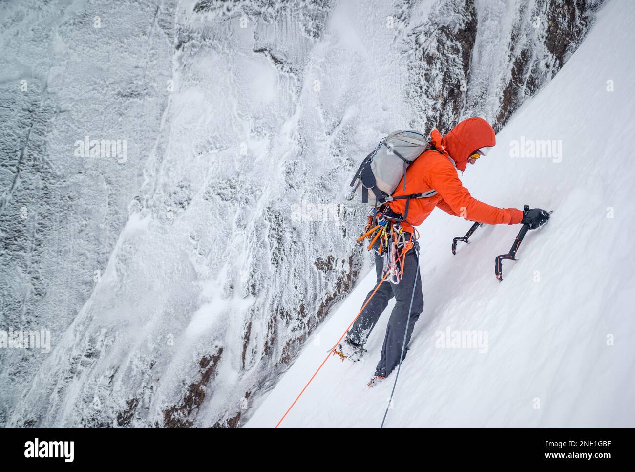 Eisklettern für Männer bei Schnee und Frost Stockfoto