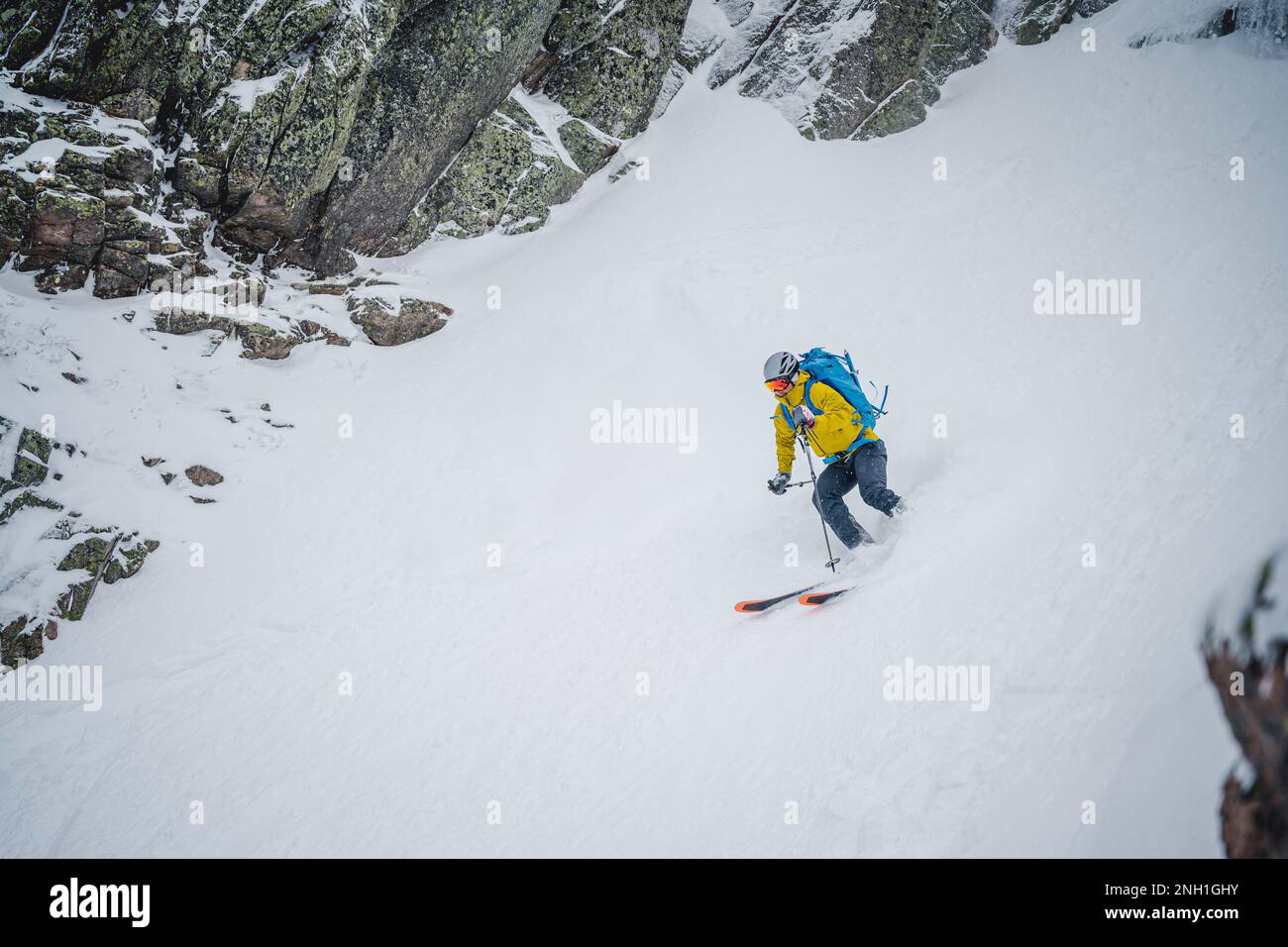 Skifahren im Hinterland, Schnee mit hohen Felswänden auf jeder Seite Stockfoto